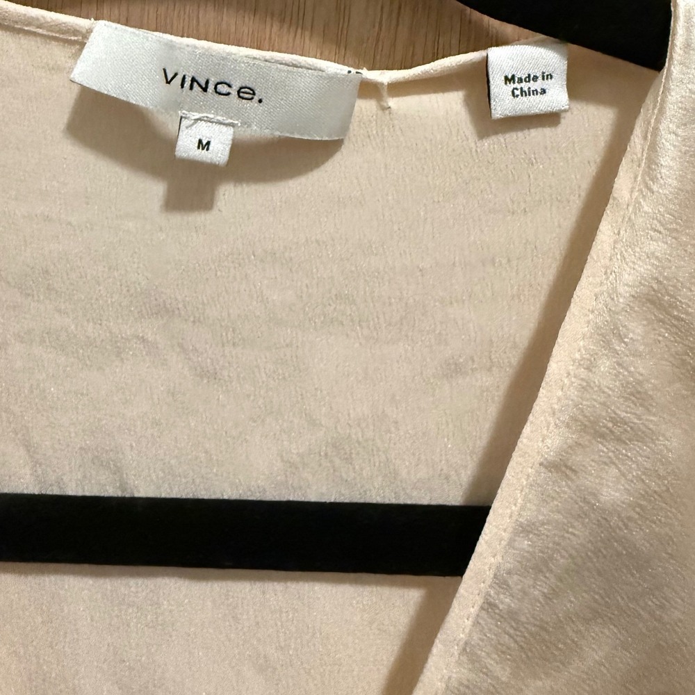 Vince Women's Satin Silk V-Neck Drape Blouse Size M
Champagne Color V615612201 - Picture 2 of 8